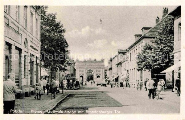 Potsdam Klement Gottwald Strasse mit Brandenburger Tor