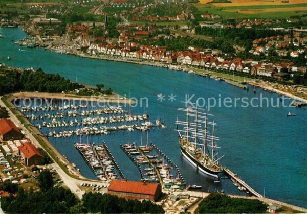 Travemuende Ostseebad Fliegeraufnahme Hafen