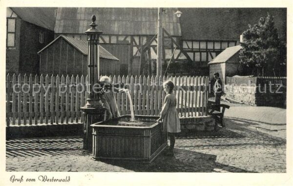 Westerwald Region Dorfbrunnen spielende Kinder