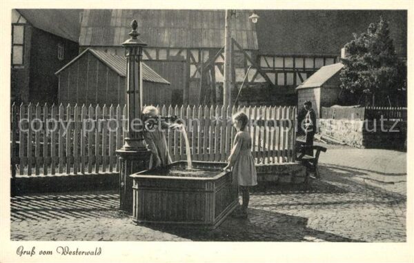 Westerwald Region Dorfbrunnen spielende Kinder