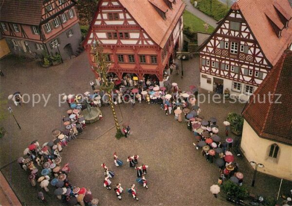 Plochingen Marktplatz Tanz unter dem Maibaum