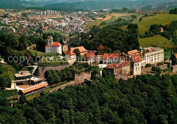 Passau Veste Oberhaus mit Stadtteil Grubweg Fliegeraufnahme