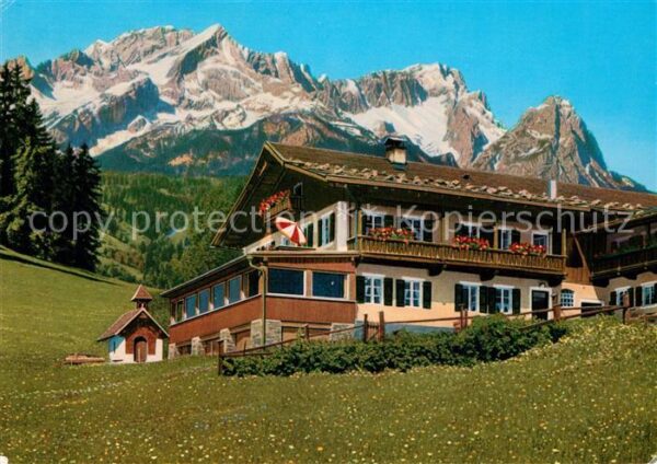 Garmisch-Partenkirchen Berggasthof Gschwandtnerbauer gegen Zugspitze Wetterstein