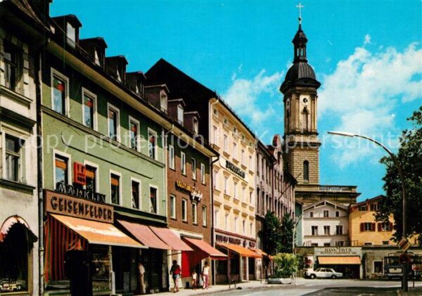 Traunstein Oberbayern Ludwigstrasse und Turm der St Oswald Kirche