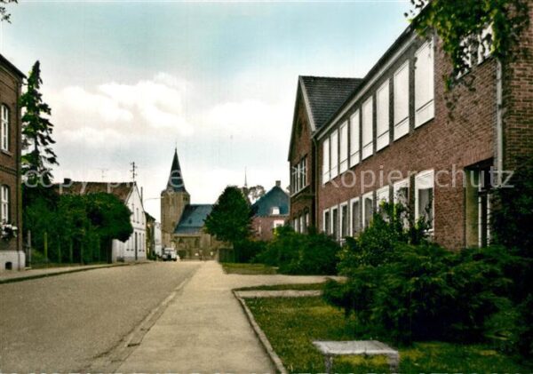 Niederkruechten Dr Lindemann Str mit Schule und Kirche