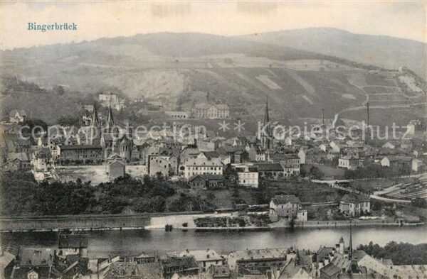 Bingerbrueck Rhein Panorama Blick ueber die Stadt Weinberge