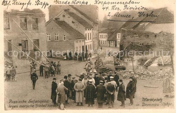 Domnau Ostpreussen Marktplatz russische Gefangene legen morsche Giebel nieder