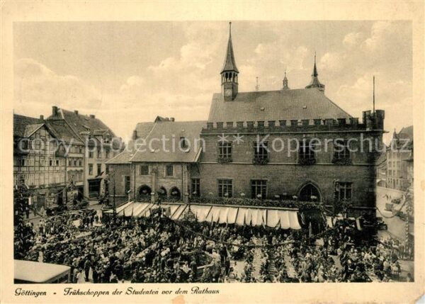 Goettingen Niedersachsen Fruehschoppen der Studenten vor dem Rathaus