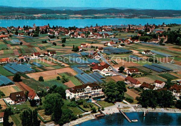Insel Reichenau Strandhotel Loechnerhaus Schiffslandestelle im Hintergrund Mitte