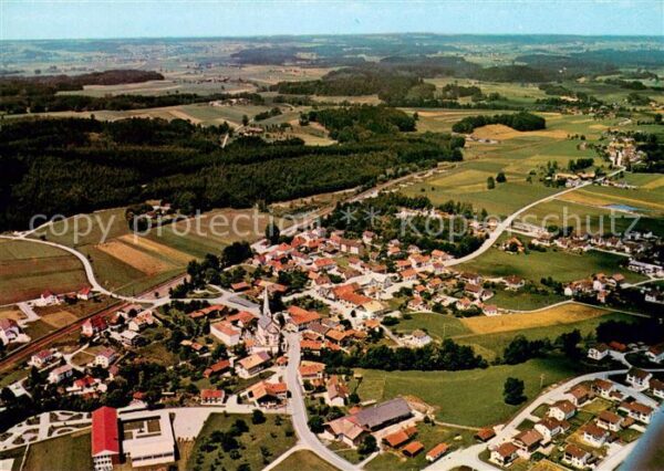 Kirchanschoering im Rupertigau Fliegeraufnahme mit Kaufhaus Traub