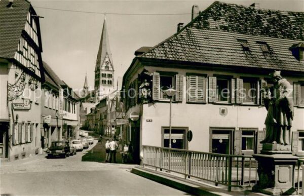 Ettlingen Stadtzentrum Bruecke Statue Blick zur Kirche