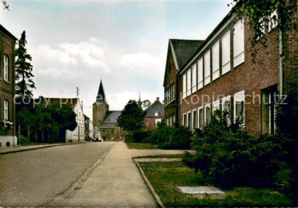Niederkruechten Dr Lindemann Strasse mit Schule und Kirche