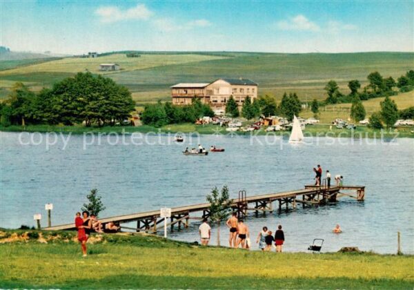 Gedern See mit Seebruecke und Seehotel