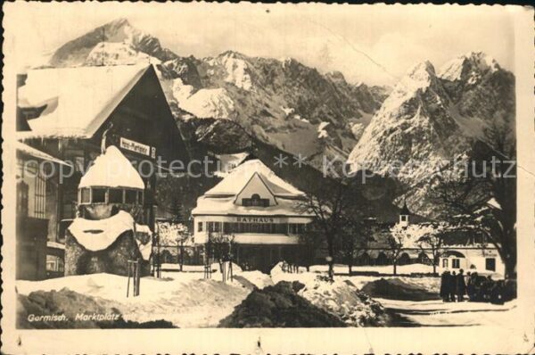 Garmisch-Partenkirchen Marktplatz Rathaus Alpen im Winter