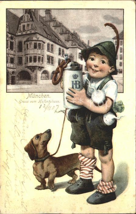 Muenchen Hofbraeuhaus Junge mit Bier und Hund