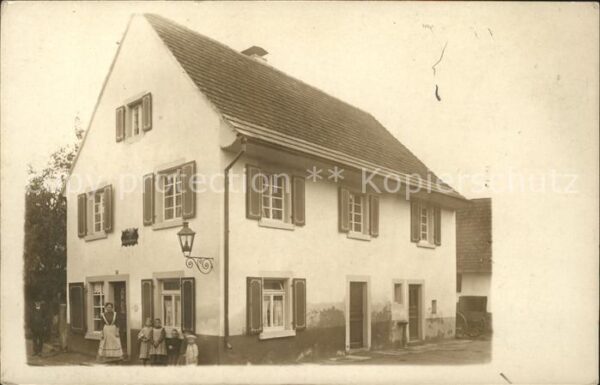 Broggingen Wohnhaus Frau mit Kindern