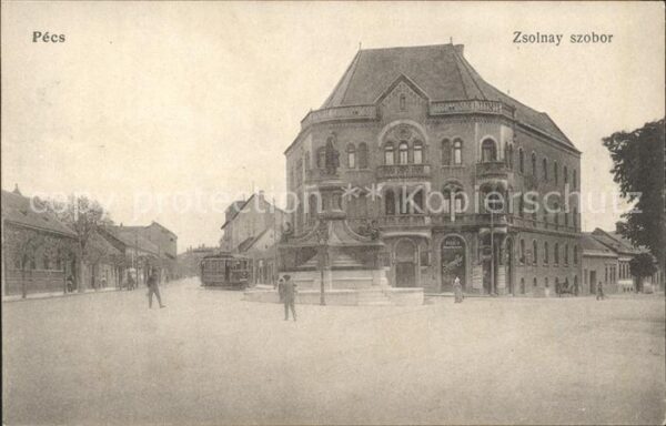 Pecs Zsolnay szobor