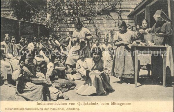 Chile Indianermaedchen von Quilakahuim beim Mittagessen