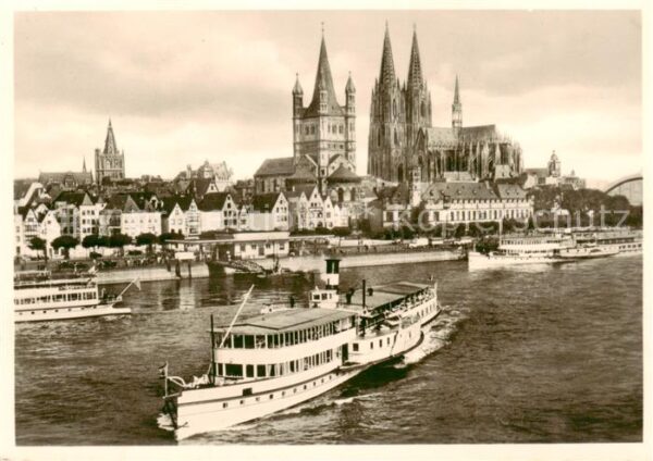 Dampfer Seitenrad Koeln am Rhein