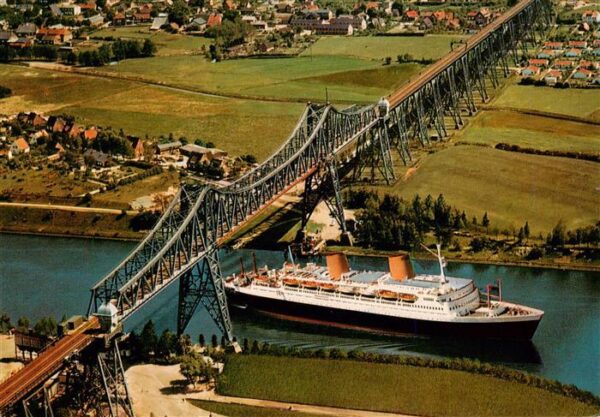Dampfer Oceanliner Regensburg Hochbruecker ueber den Nord-Ostsee-Kanal