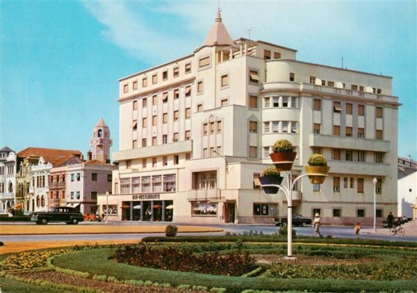 Povoa de Varzim PT Passeio Alegre a direita o Grande Hotel