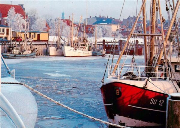 Husum  Nordfriesland Hafen im Winter Fischkutter