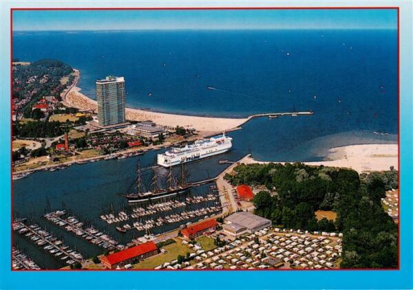 Travemuende Ostseebad Fliegeraufnahme mit Yachthafen und Hafeneinfahrt