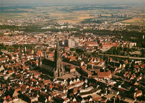 Ulm  Donau Blick auf Muenster Altstadt im Hintergrund Donau und Neu-Ulm