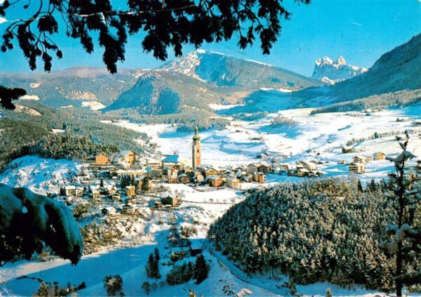 Castelrotto  Kastelruth Suedtirol IT verso le Odle Winterpanorama mit Geislerspi