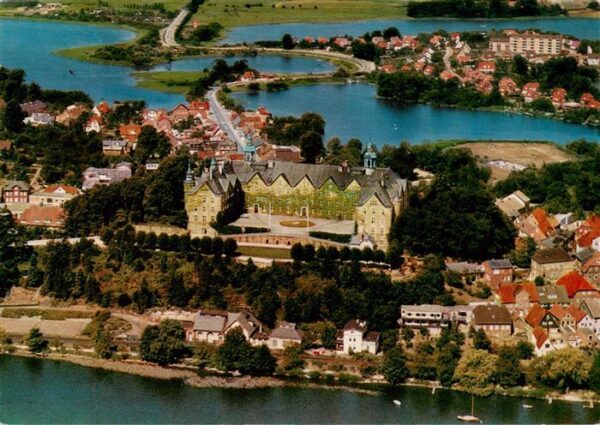 Ploen See Teilansicht mit Schloss Seenlandschaft Holsteinische Schweiz