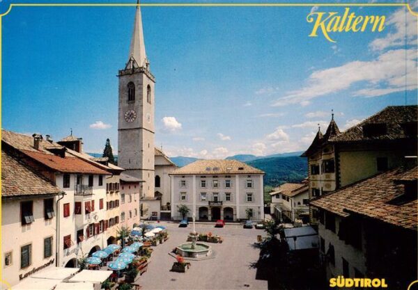 Kaltern Caldaro Suedtirol IT Marktplatz mit Kirche