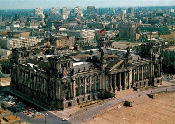 Berlin Reichtagsgebaeude mit Brandenburger Tor und Blick auf Ost Berlin Fliegera