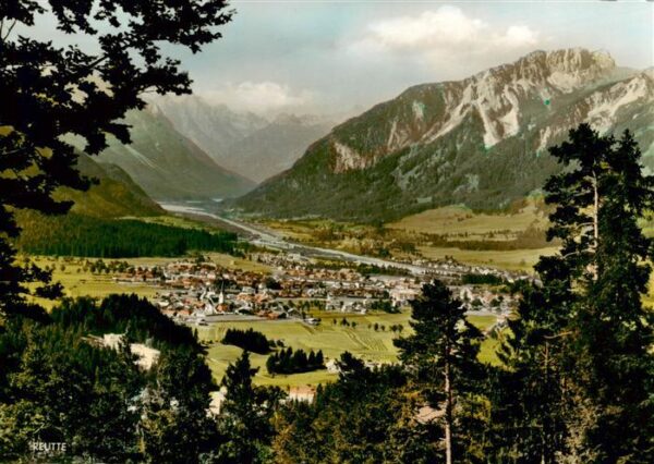 Reutte Tirol AT mit Gaichtspitze und Blick ins Lechtal