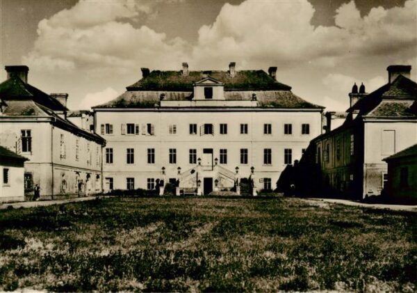 Krasny Dvur Louny Laun CZ statni zamek Pohled z cestneho dvora Puvodne renesancn