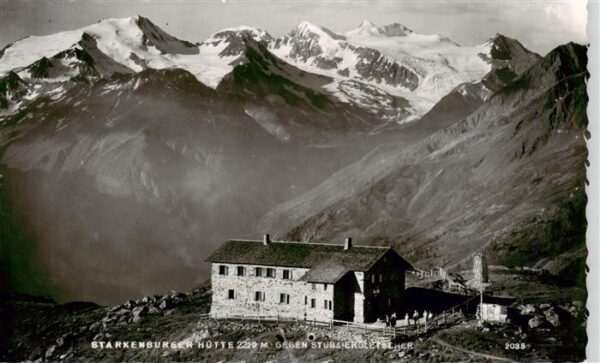 Starkenburgerhuette 2229m Stubaital AT mit Stubaiergletscher