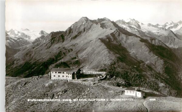Starkenburgerhuette 2229m Stubaital AT mit Stub Hauptkamm und Brennerspitze