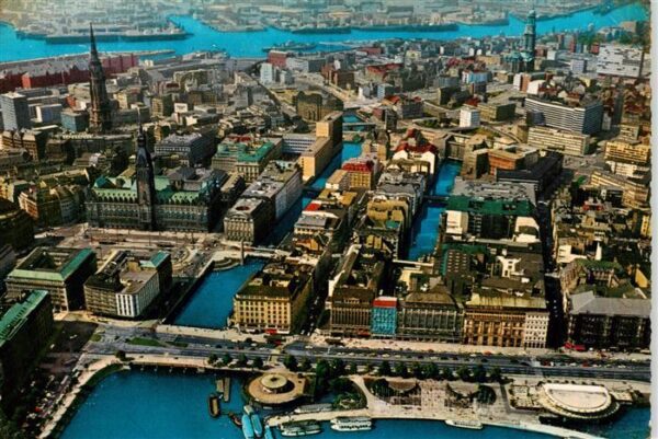 Hamburg Binnenalster Jungfernstieg und Blick ueber die City zum Hafen