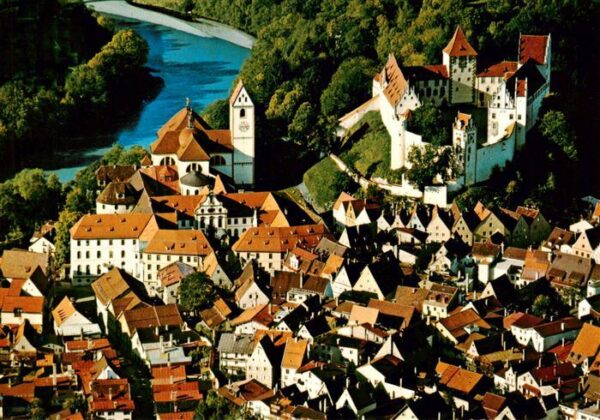 Fuessen Allgaeu Altstadt mit Hohem Schloss und ehem Kloster St Mang Fliegeraufna