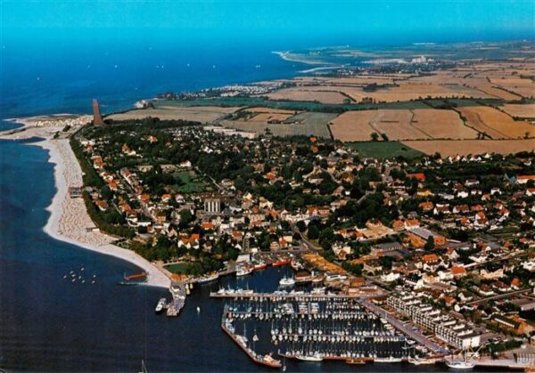 Laboe Fliegeraufnahme mit Marine Ehrenmal und Yachthafen