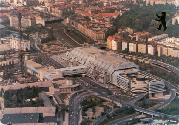 Berlin Funkturm mit internationalem Congress Centrum ICC Fliegeraufnahme