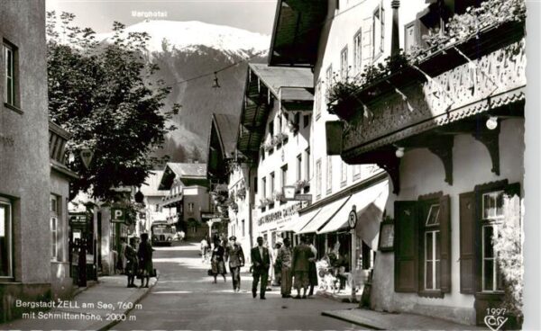 Zell See AT Ortszentrum mit Blick zur Schmittenhoehe Hohe Tauern