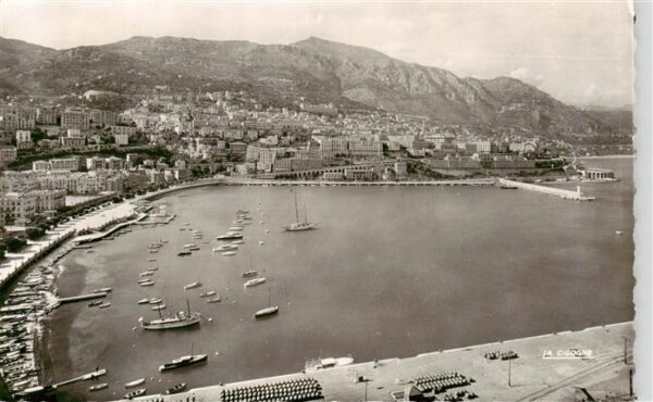 Monaco Vue panoramique sur la Condamine et Monte Carlo