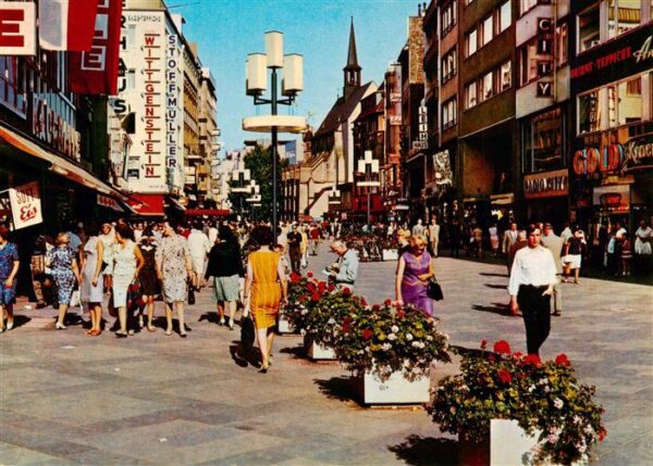 Koeln  Rhein Schildergasse Fussgaengerzone Stadtzentrum