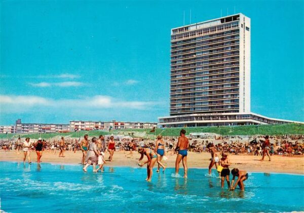 Zandvoort -aan-Zee Noord Holland NL Strand met Bouwes Palace