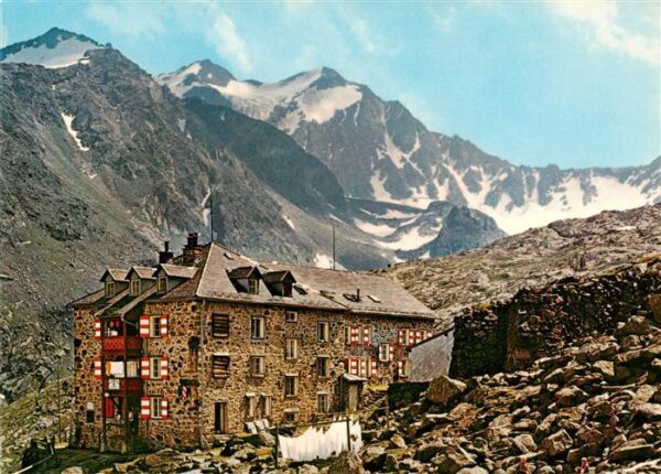 Nuernbergerhuette 2297m Stubaital AT mit Feuerstein und Stubaier Alpen