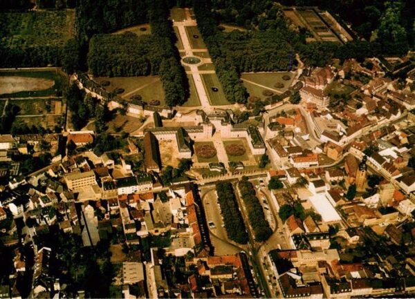 Schwetzingen Altstadtblick mit Schloss und Schlossgarten Fliegeraufnahme