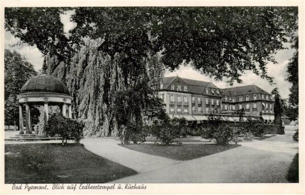 Bad Pyrmont Blick auf Erdbeertempel und Kurhaus