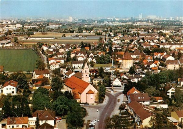 Muenchen Kirchtrudering mit Pfarrkirche St Peter und Paul Fliegeraufnahme
